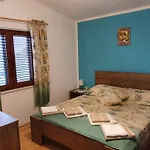 Leona Apartment