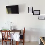 Leona Apartment *