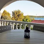 Leona Apartment