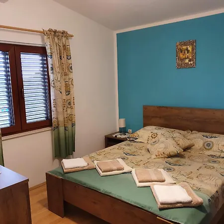 Leona Apartment