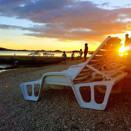 Leona Appartamento Pirovac