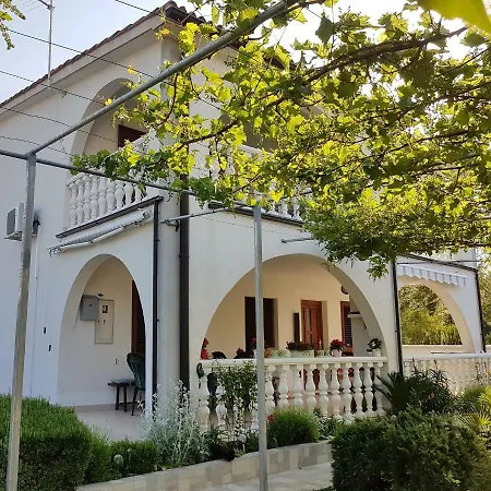 Apartment Vila Leona Pirovac